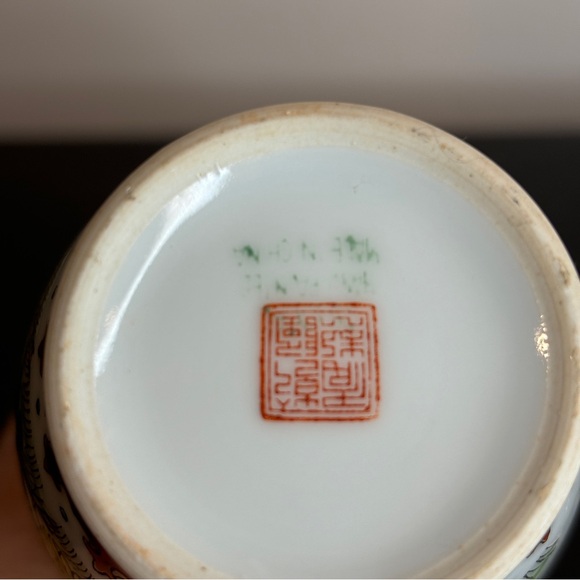 Beautiful 6” Vintage Chinese Porcelain Vase with Butterflies & Flowers - Picture 4 of 5